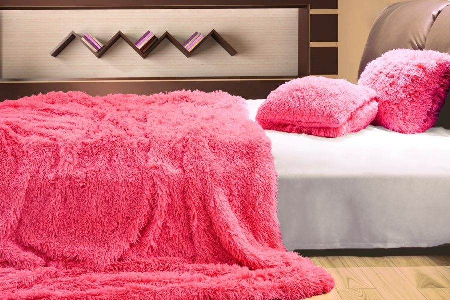 Luksusowy puszysty koc w kolorze różowym